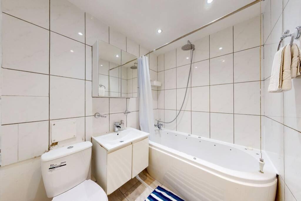 Super 2 Bed House With Privategarden London Exterior photo