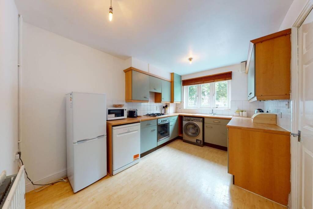 Super 2 Bed House With Privategarden London Exterior photo